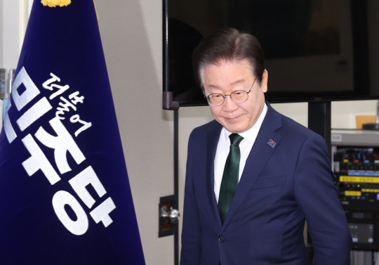 지난 11월18일 이재명 더불어민주당 대표가 서울 여의도 국회 본청에서 열린 당 최고위원회의에 입장하고 있다.<연합뉴스 사진>